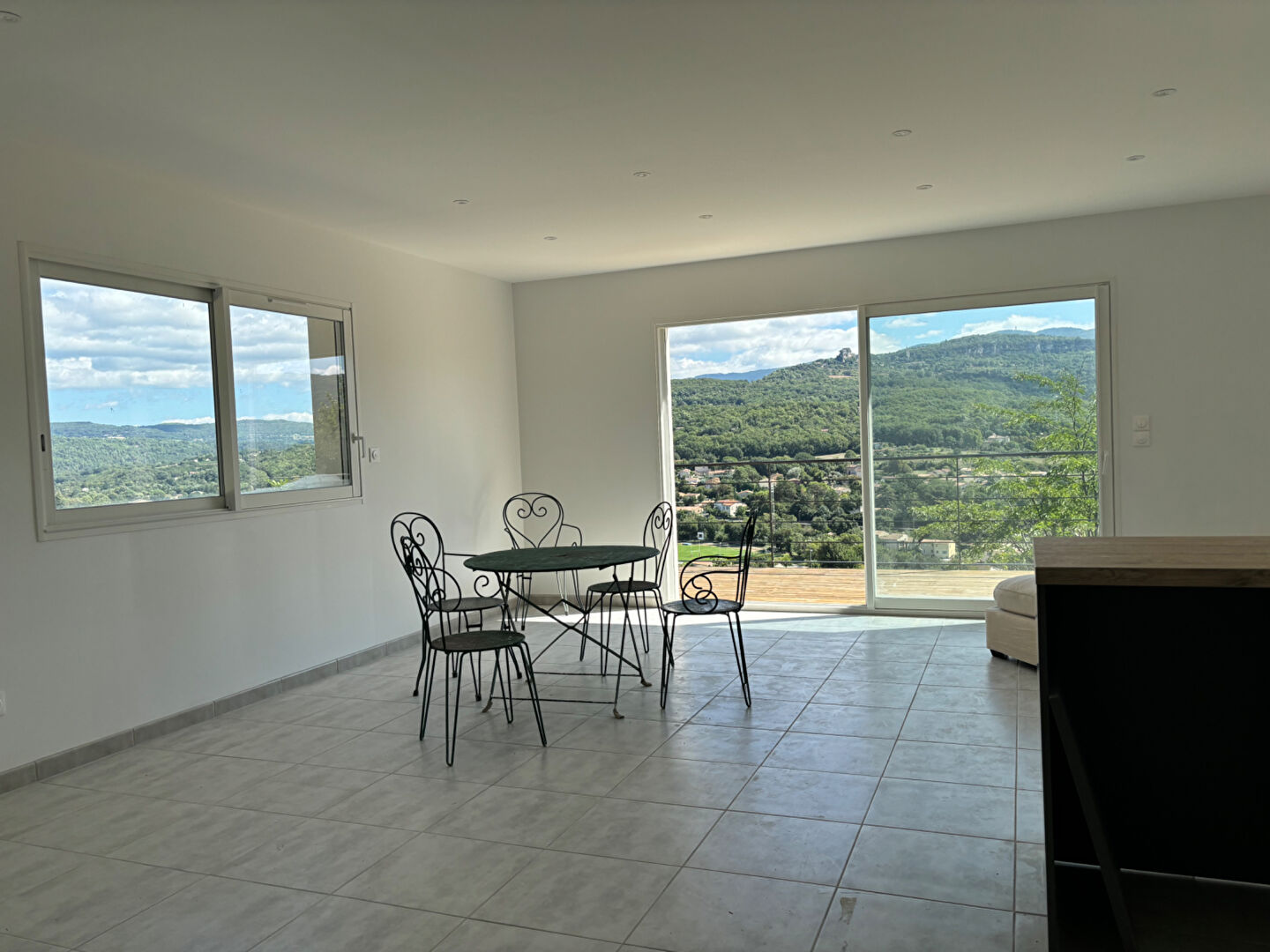 Maison neuve avec vue panoramique sur le Luberon. Terrain de 5 100 m² en restanques