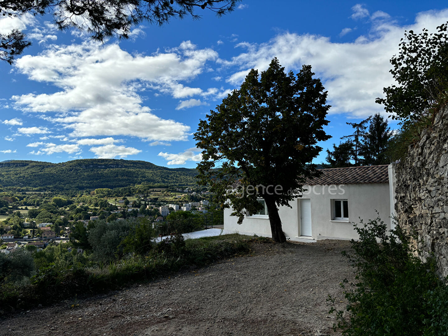 Maison neuve avec vue panoramique sur le Luberon. Terrain de 5 100 m² en restanques