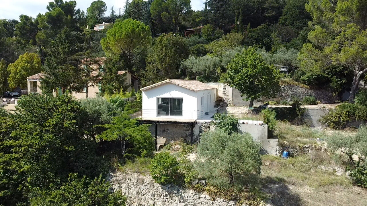 Maison neuve avec vue panoramique sur le Luberon. Terrain de 5 100 m² en restanques