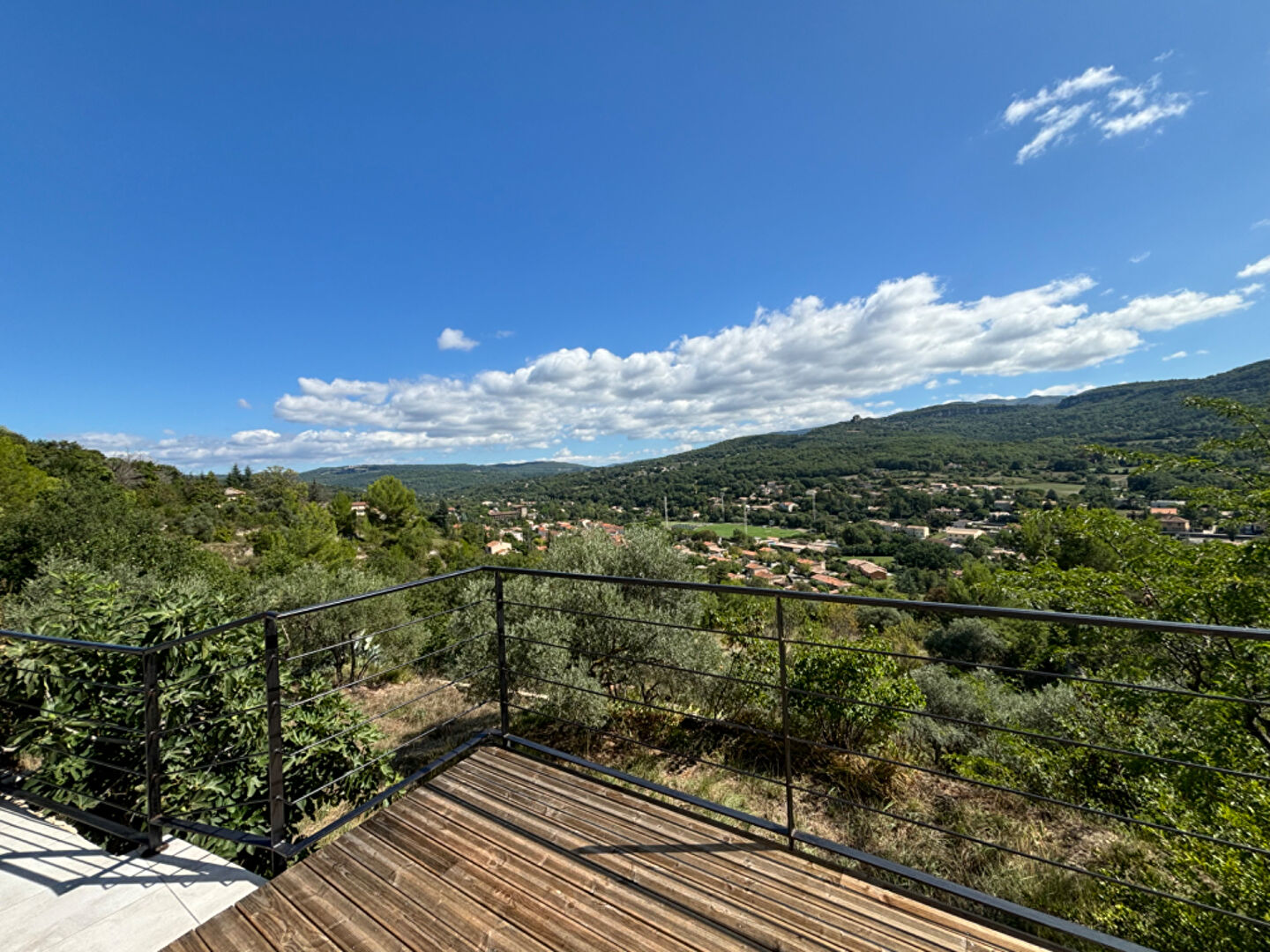 Maison neuve avec vue panoramique sur le Luberon. Terrain de 5 100 m² en restanques