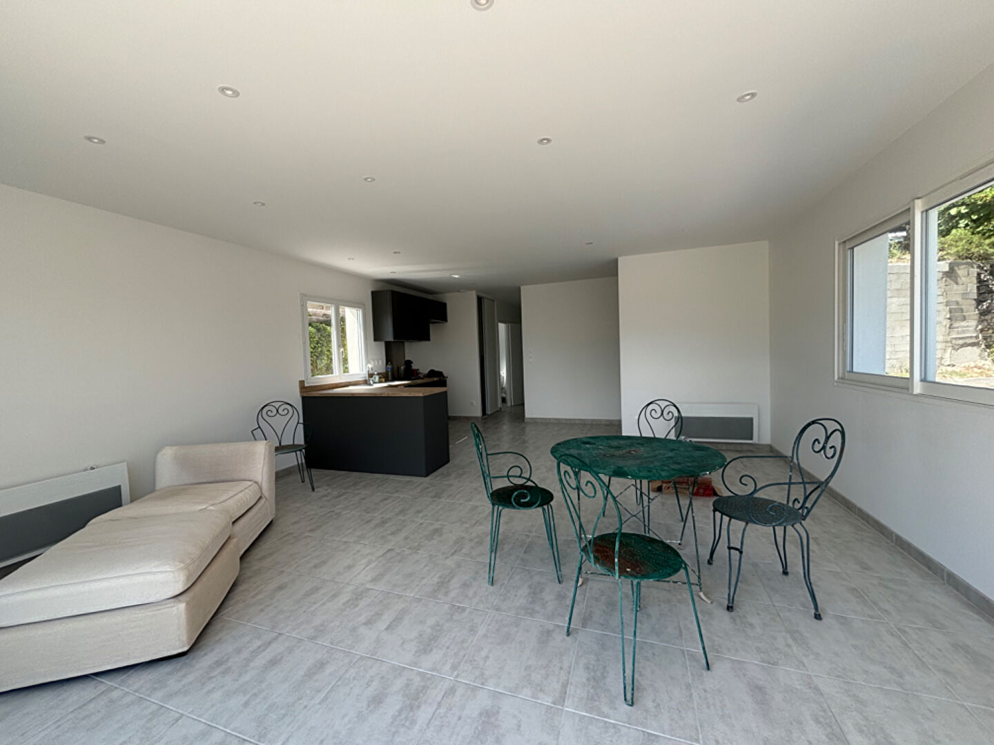 Maison neuve avec vue panoramique sur le Luberon. Terrain de 5 100 m² en restanques