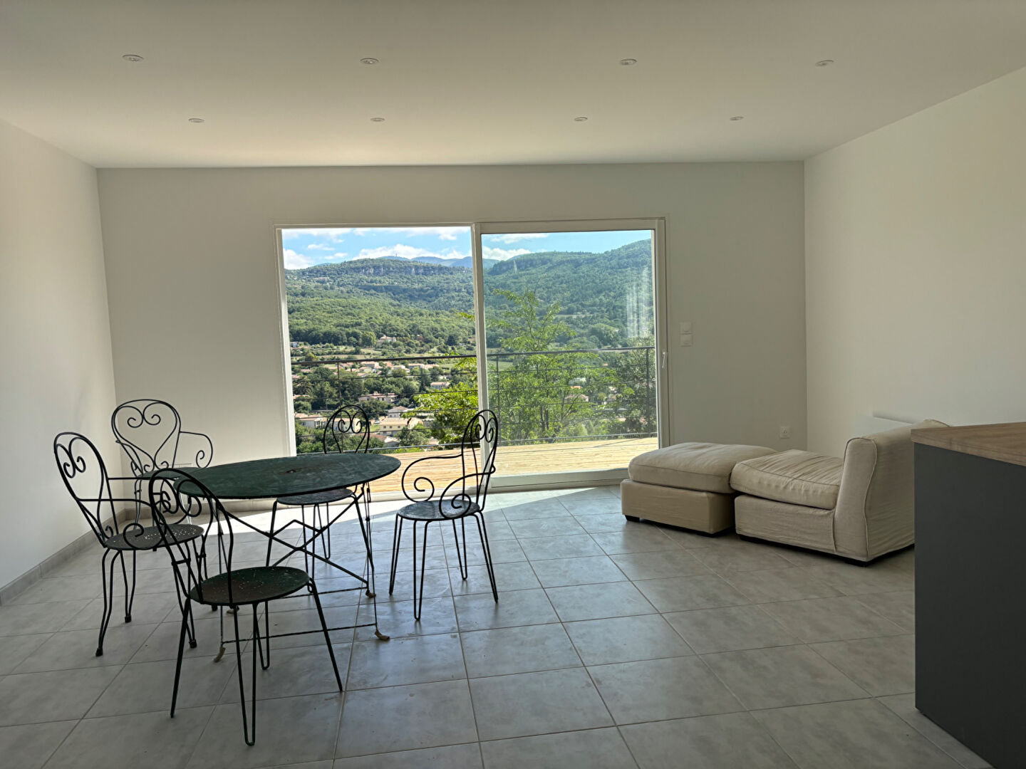 Maison neuve avec vue panoramique sur le Luberon. Terrain de 5 100 m² en restanques