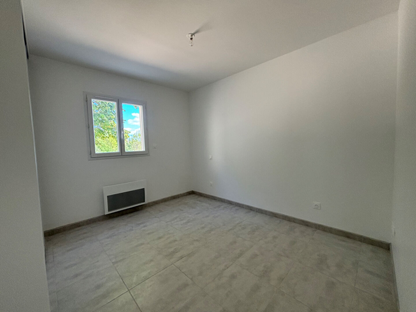 Maison neuve avec vue panoramique sur le Luberon. Terrain de 5 100 m² en restanques
