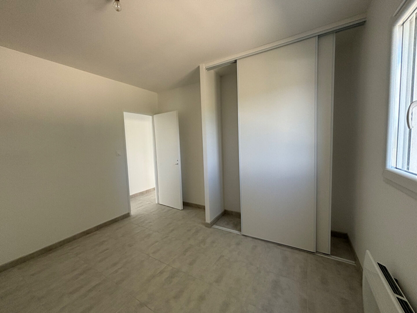 Maison neuve avec vue panoramique sur le Luberon. Terrain de 5 100 m² en restanques