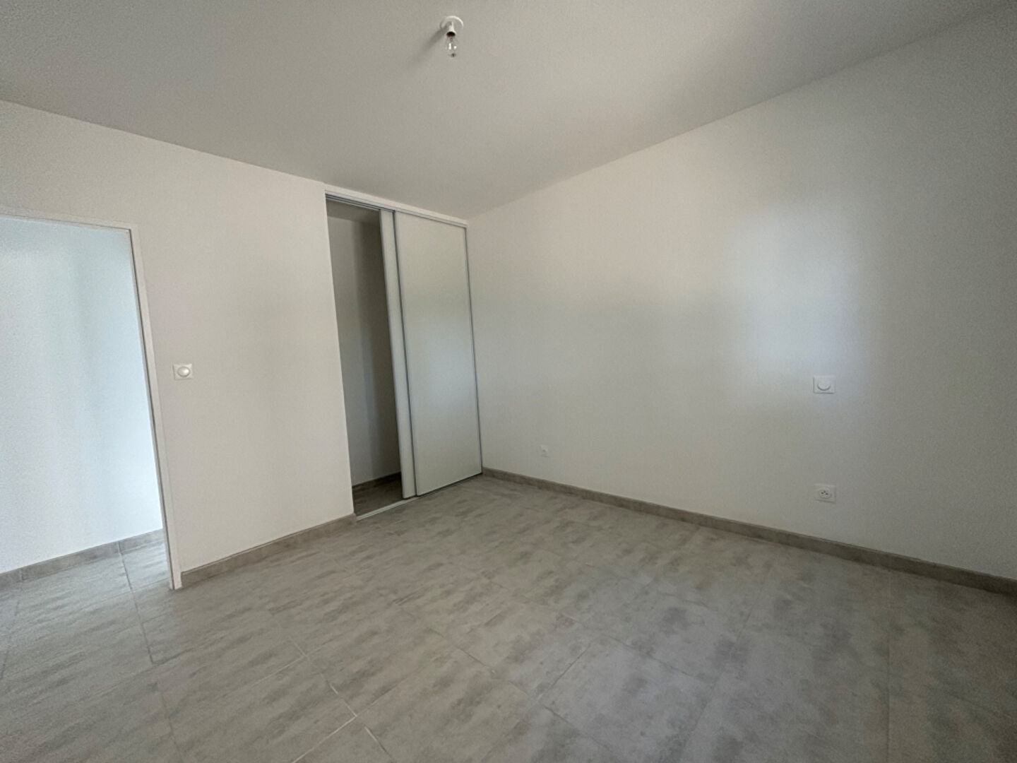 Maison neuve avec vue panoramique sur le Luberon. Terrain de 5 100 m² en restanques