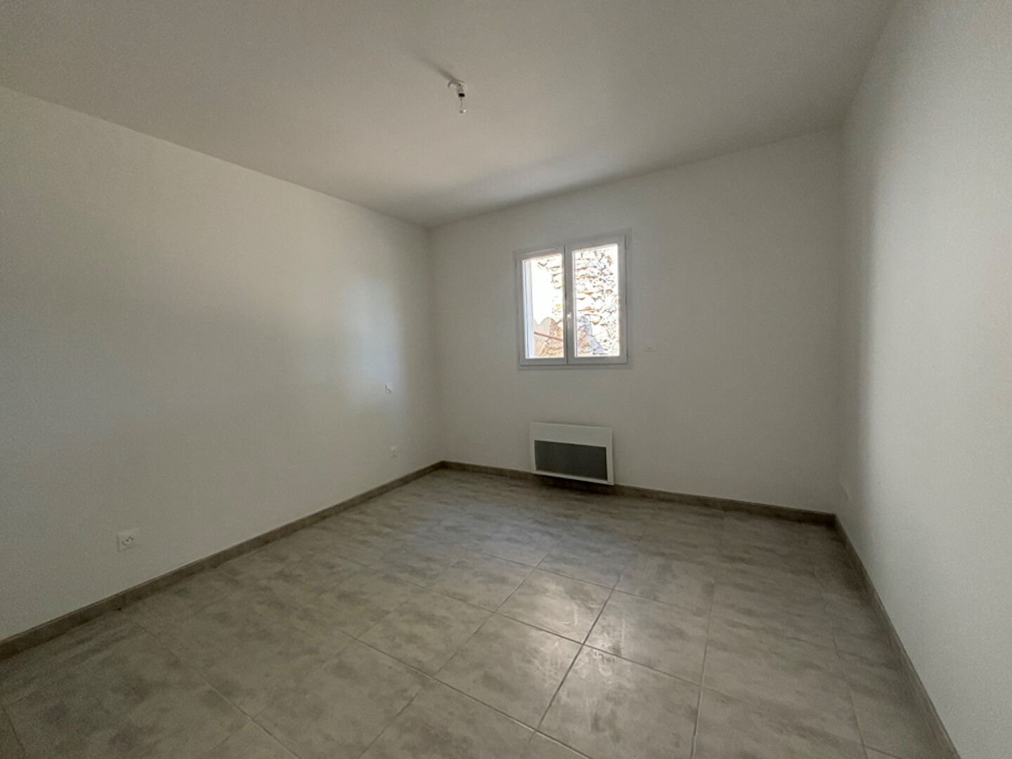 Maison neuve avec vue panoramique sur le Luberon. Terrain de 5 100 m² en restanques