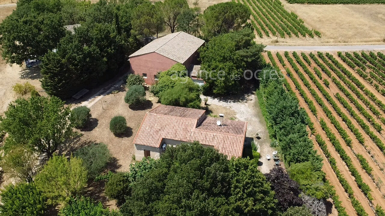 Property with house, large hangar and 3.5 ha of vines, truffle grounds and woods - privileged settin