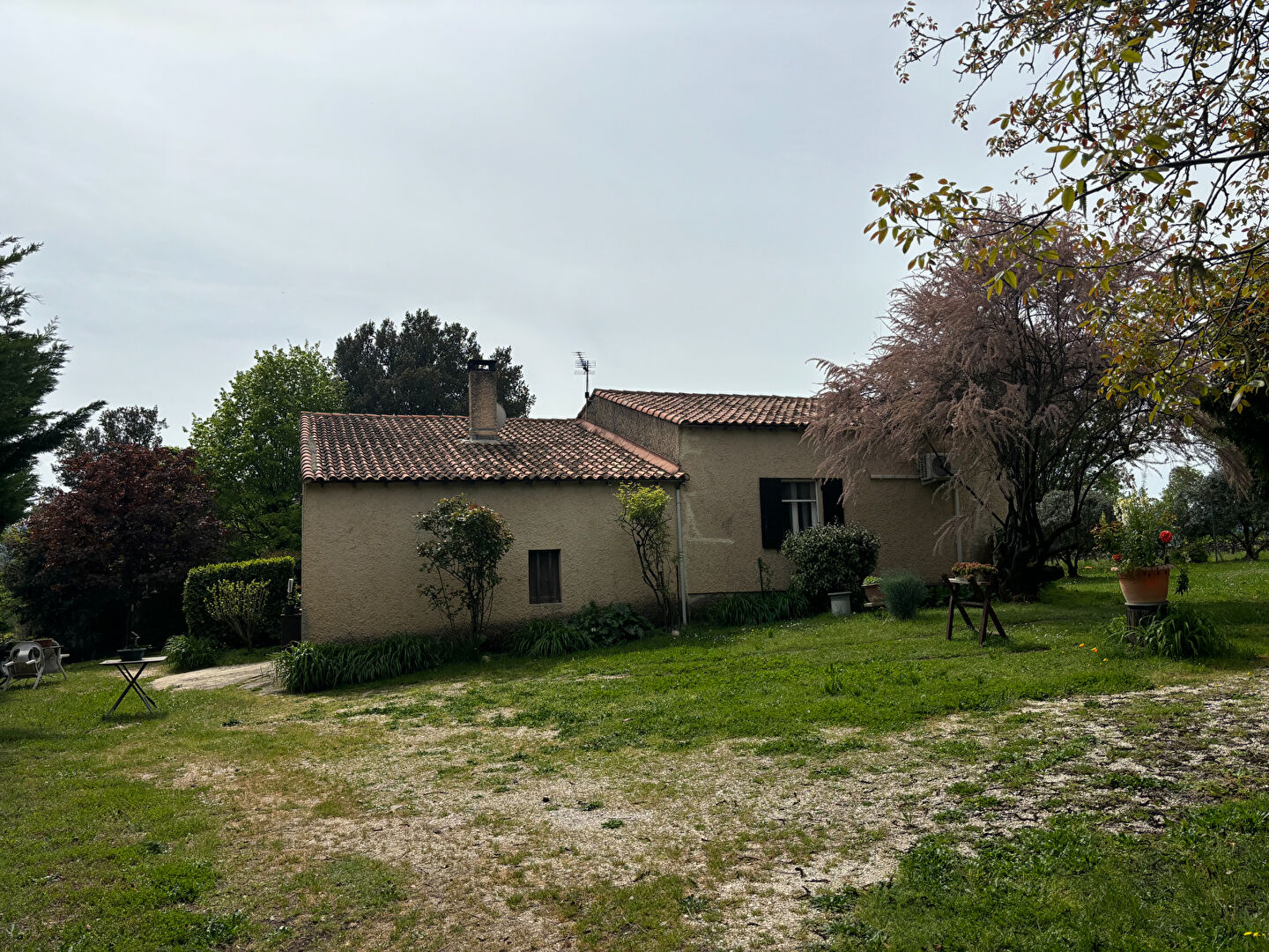 Propriété avec maison, grand hangar et 3,5 ha de vignes, truffières et bois, cadre privilégié
