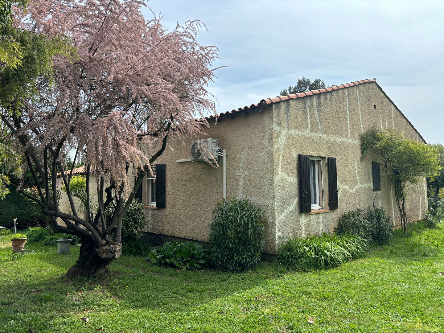 Propriété avec maison, grand hangar et 3,5 ha de vignes, truffières et bois, cadre privilégié