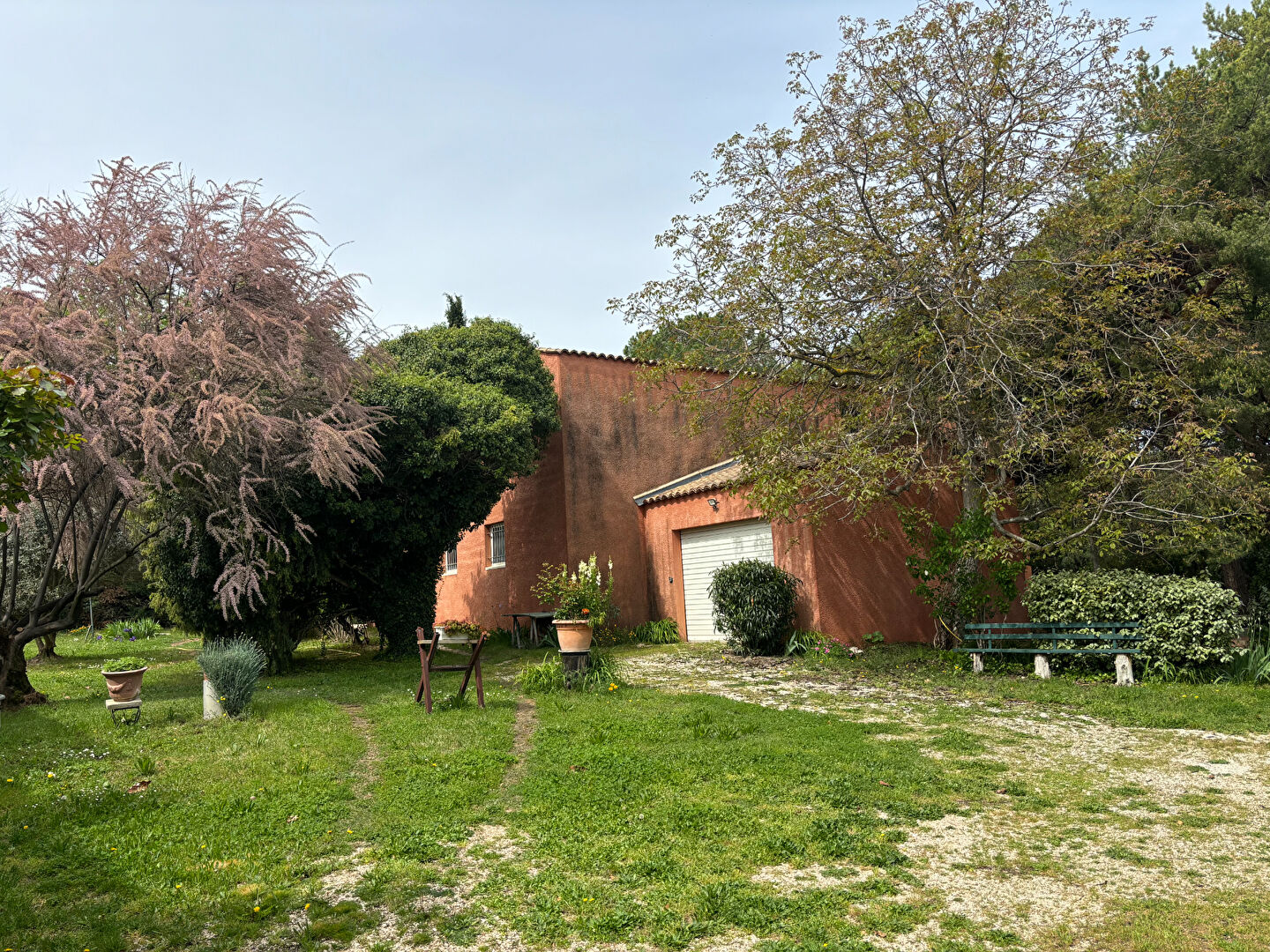 Propriété avec maison, grand hangar et 3,5 ha de vignes, truffières et bois, cadre privilégié