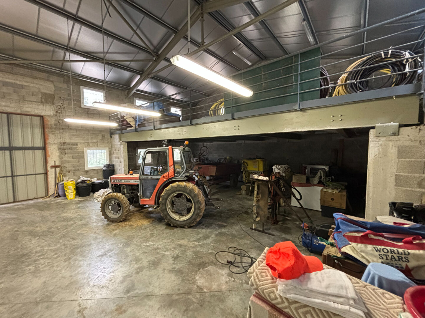 Propriété avec maison, grand hangar et 3,5 ha de vignes, truffières et bois, cadre privilégié