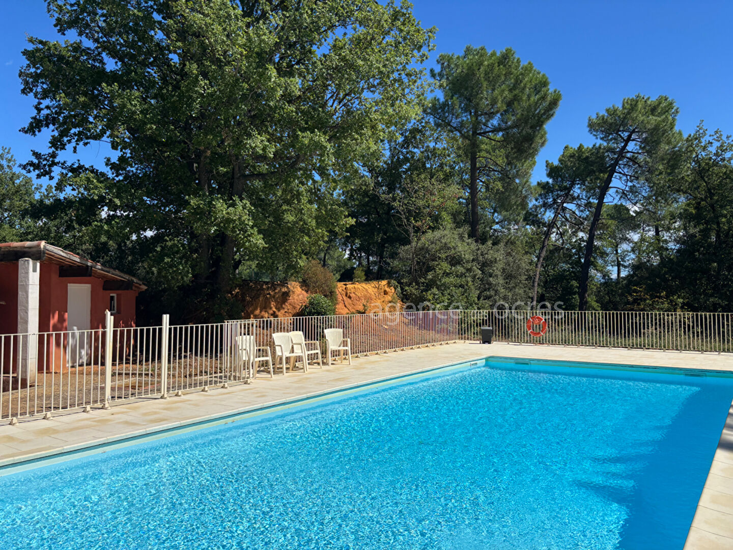 94 sqm house with garage, swimming pool and tennis court in secure residence near village center