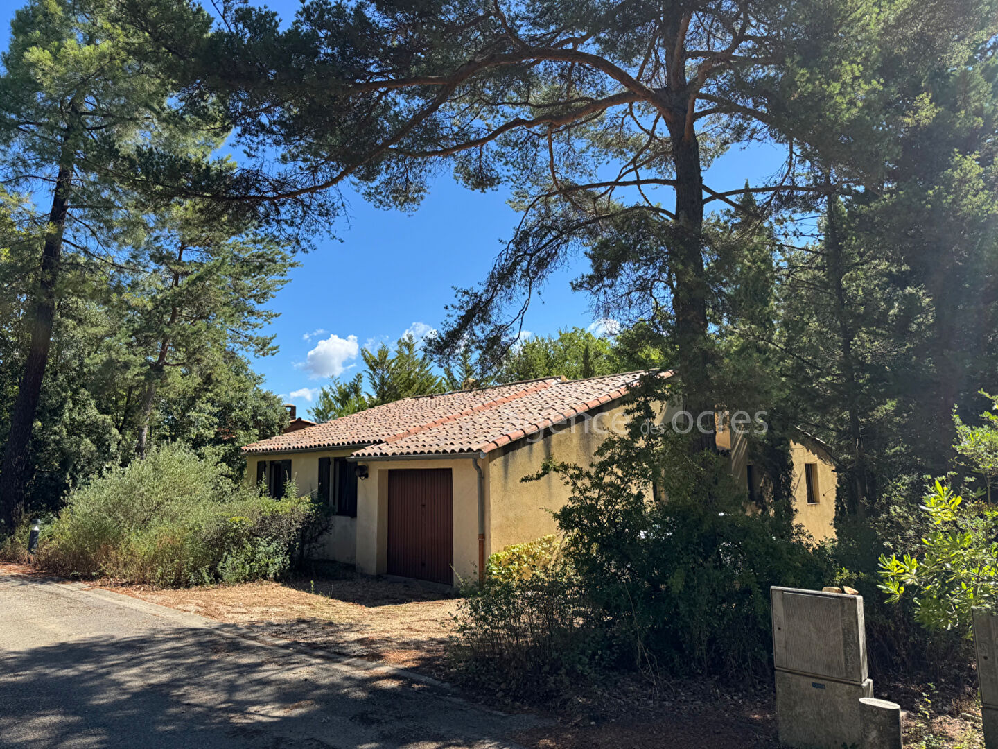 94 sqm house with garage, swimming pool and tennis court in secure residence near village center