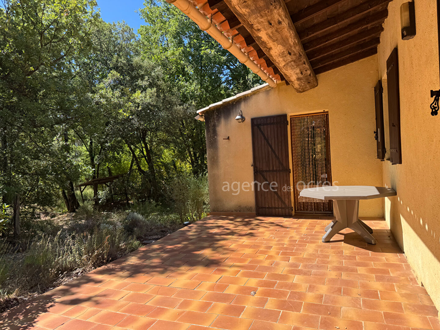 94 sqm house with garage, swimming pool and tennis court in secure residence near village center