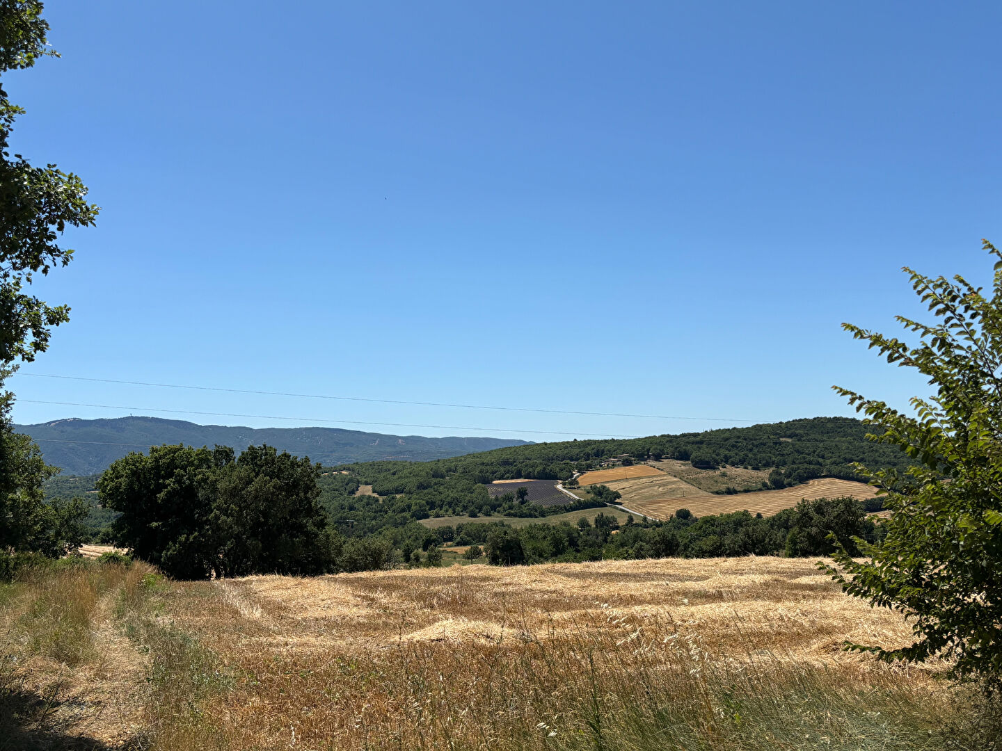 Maison avec piscine et vue dominante. Commune de Viens 84750