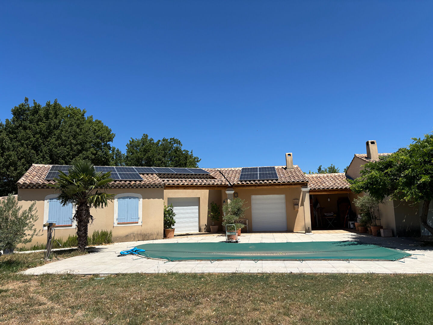 Maison avec piscine et vue dominante. Commune de Viens 84750