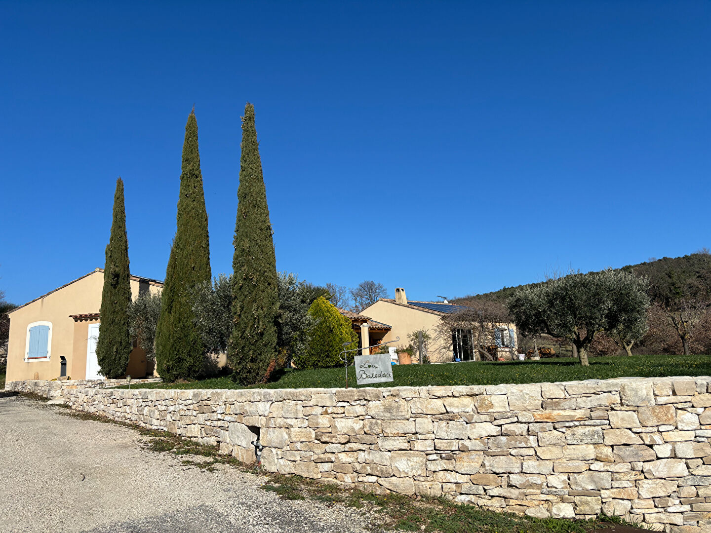 Maison avec piscine et vue dominante. Commune de Viens 84750