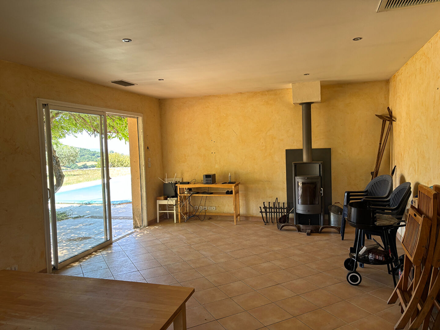 Maison avec piscine et vue dominante. Commune de Viens 84750