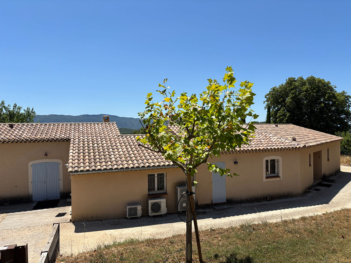 Maison avec piscine et vue dominante. Commune de Viens 84750