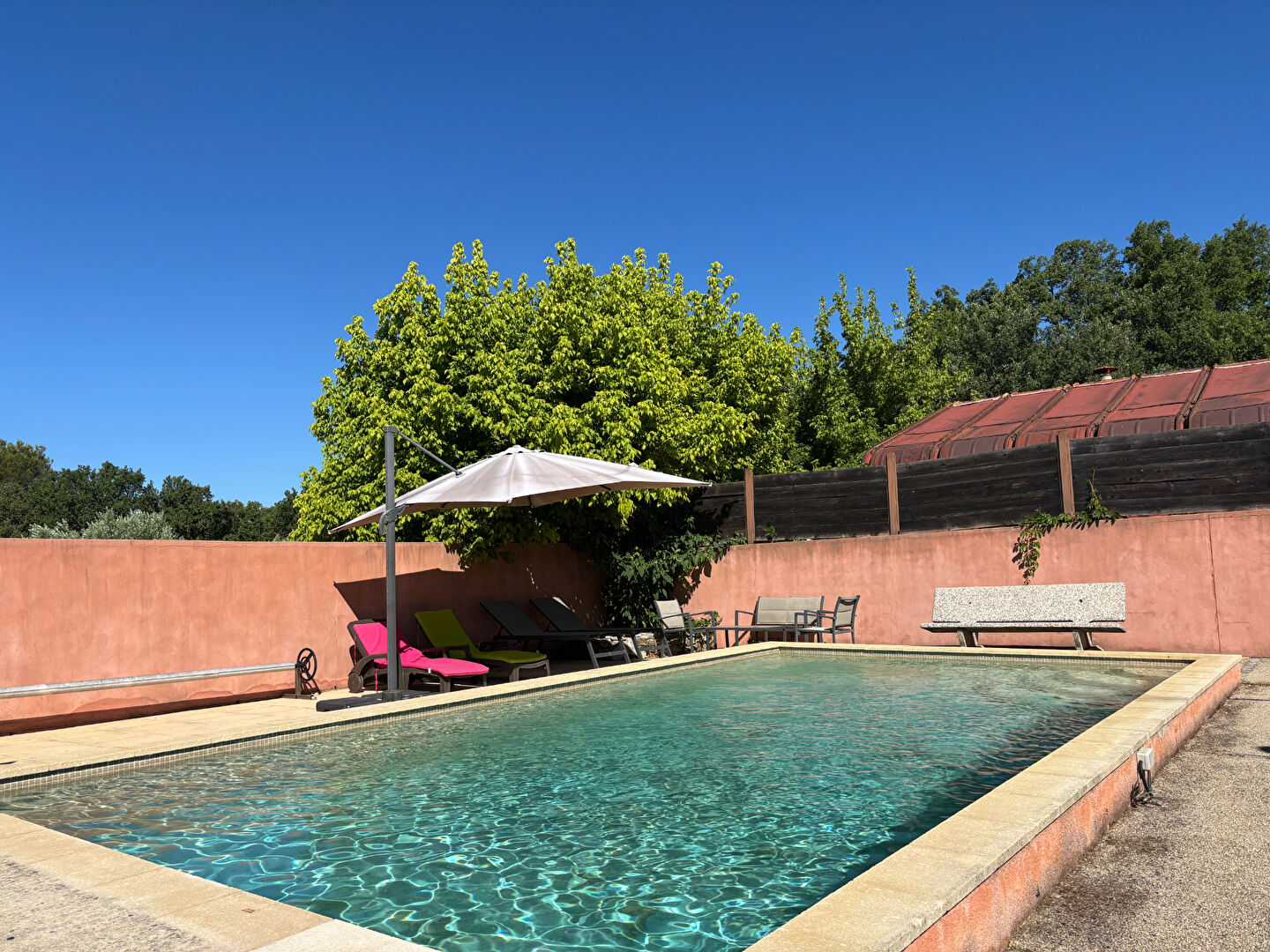 Maison de campagne proche Gargas avec piscine et terrain arboré
