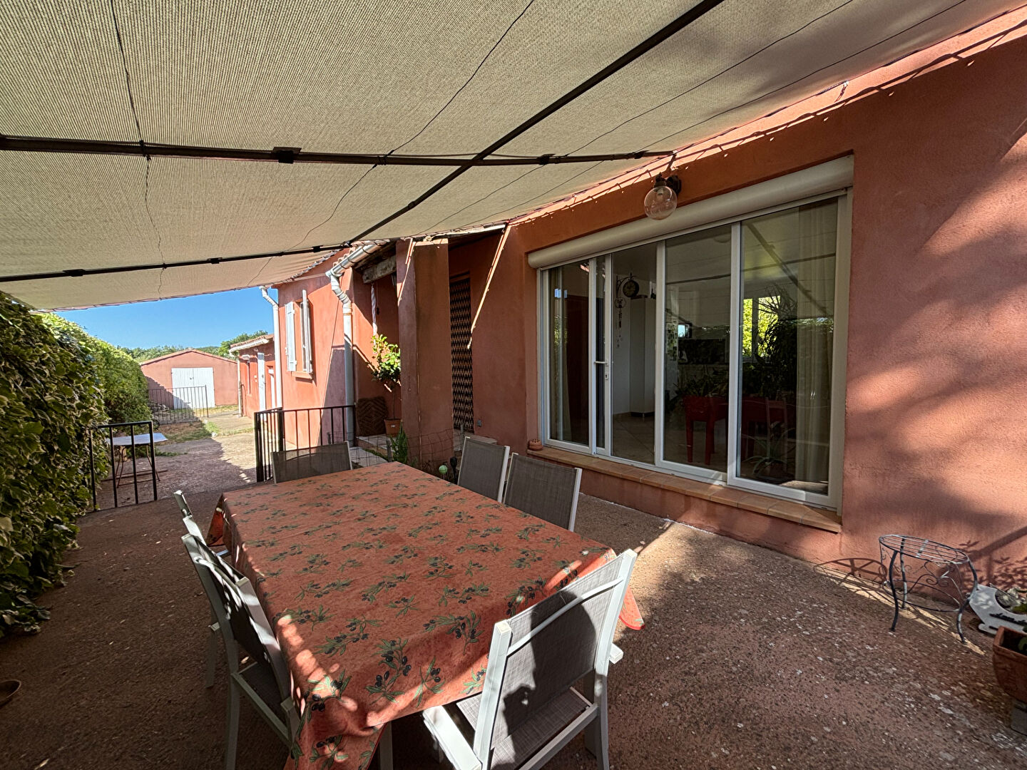 Maison de campagne proche Gargas avec piscine et terrain arboré