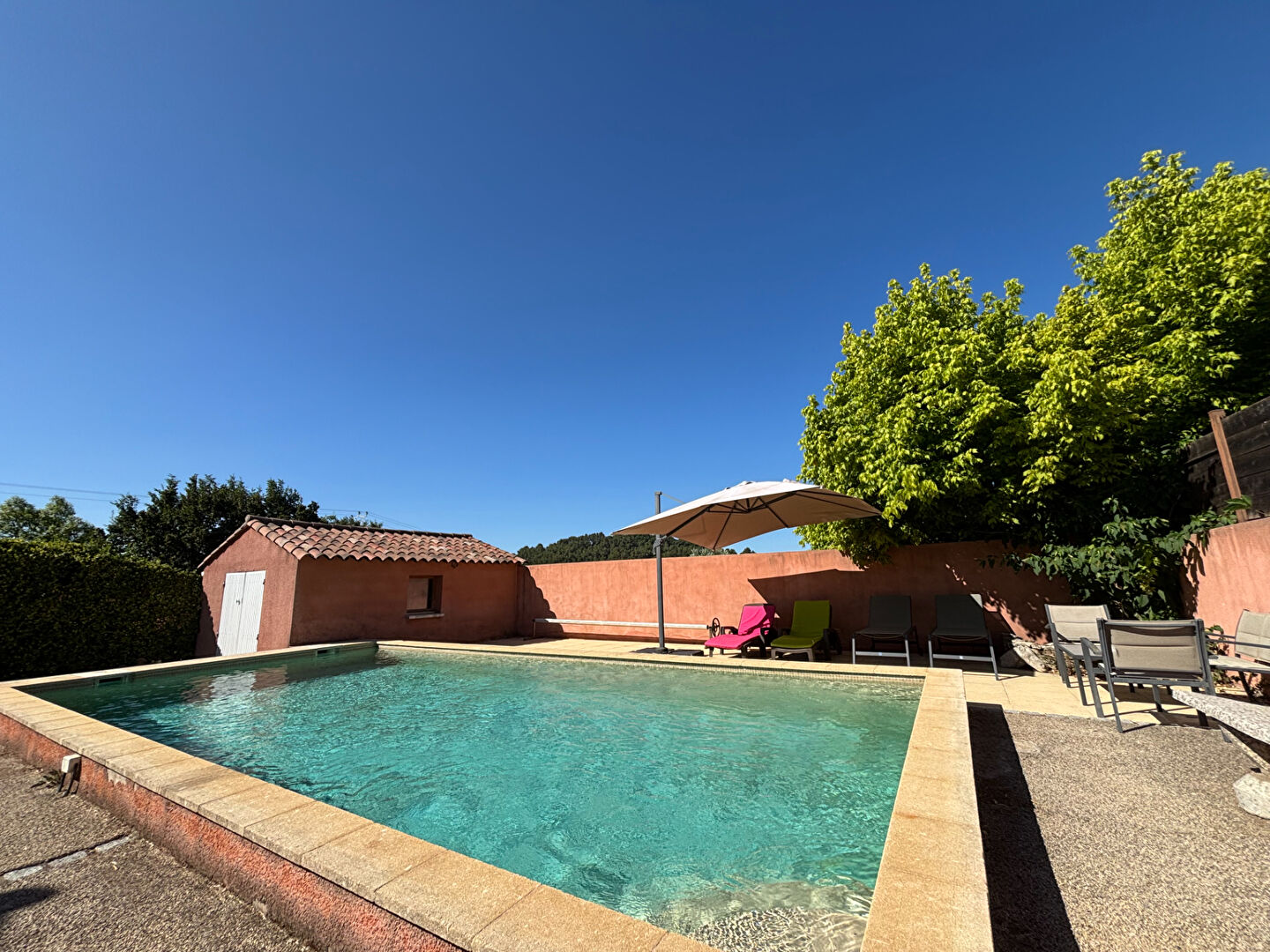 Maison de campagne proche Gargas avec piscine et terrain arboré