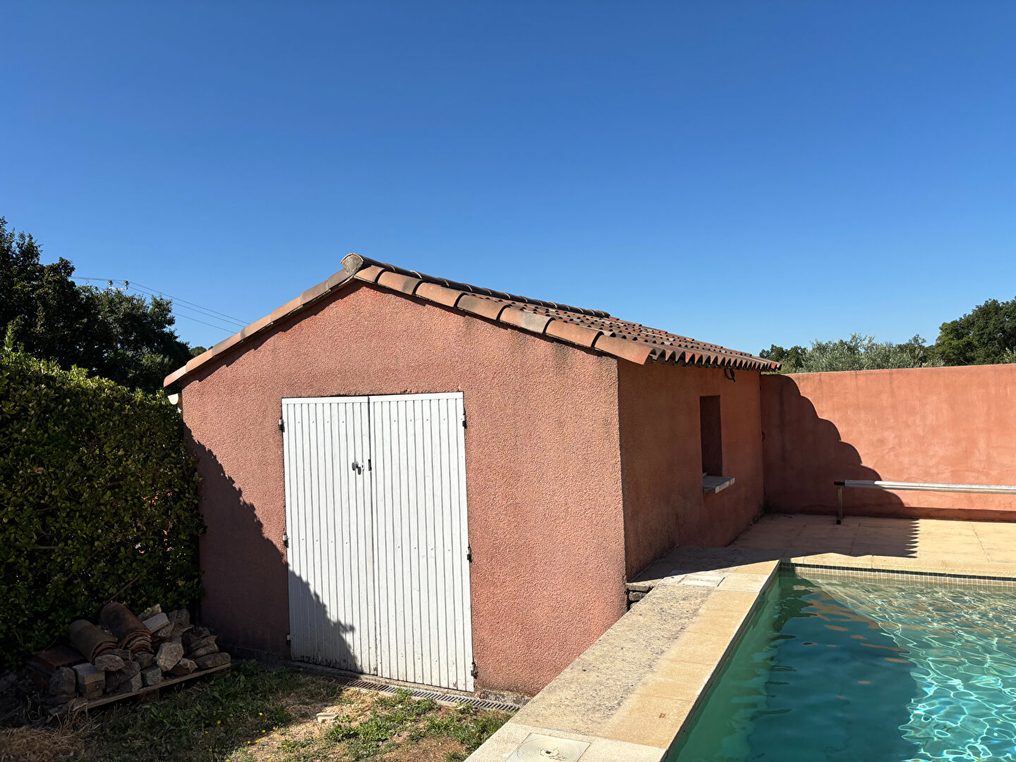 Maison de campagne proche Gargas avec piscine et terrain arboré