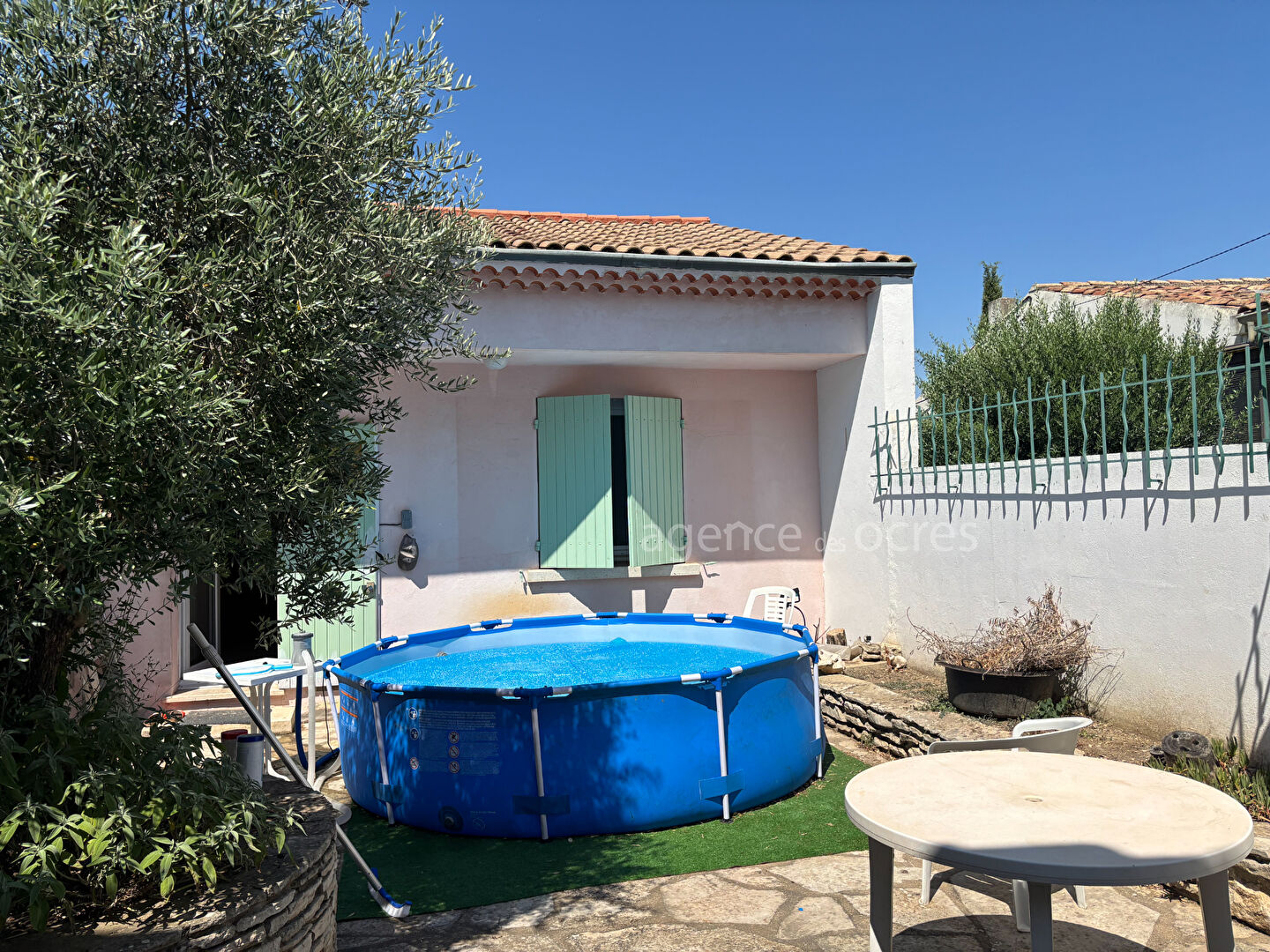 Maison de ville 2 chambres + sous-sol aménagé + cour avec cuisine d'été