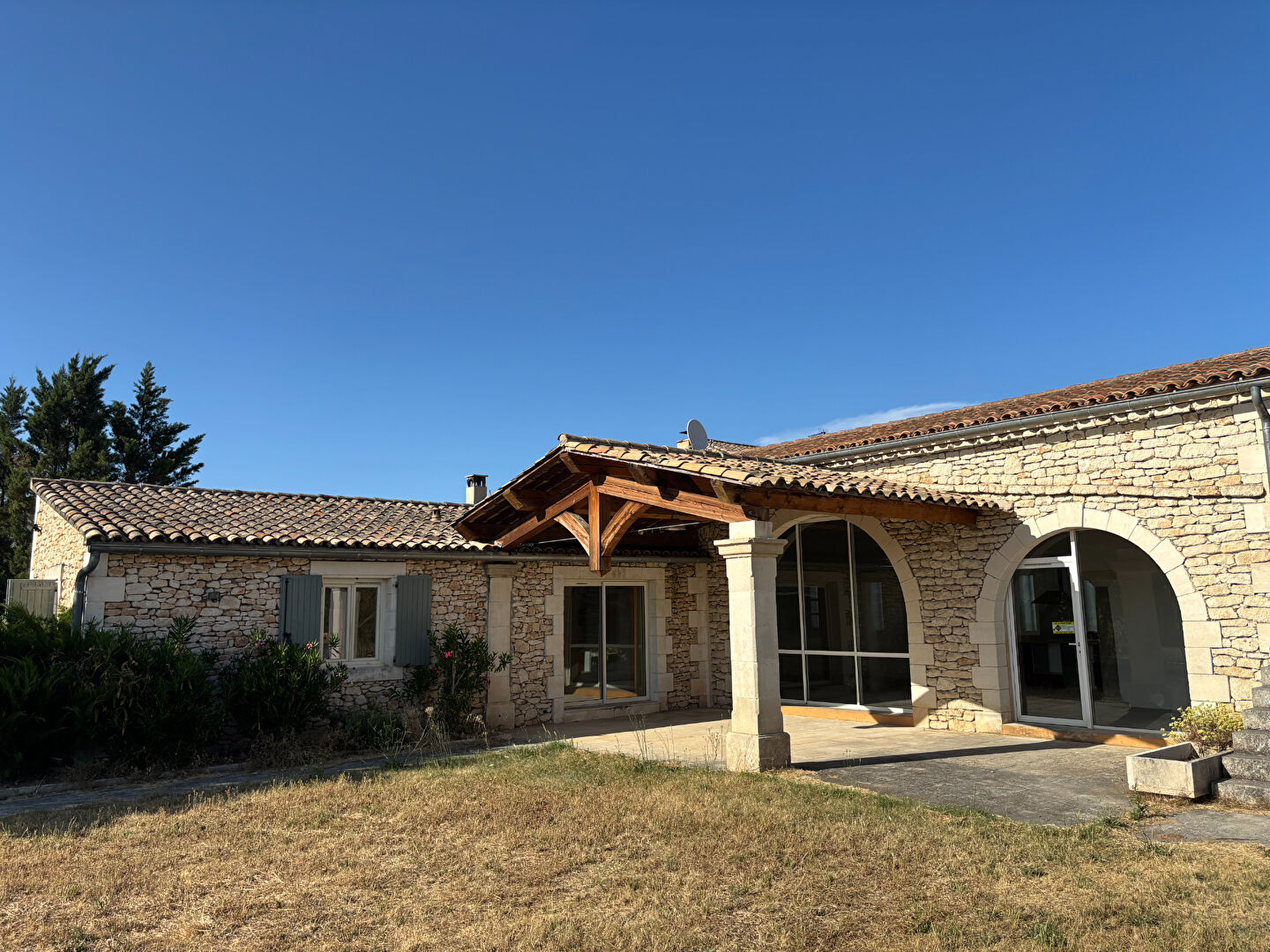 Stone house 165 sqm with large plot of land and greenhouse - Roussillon (84220)
