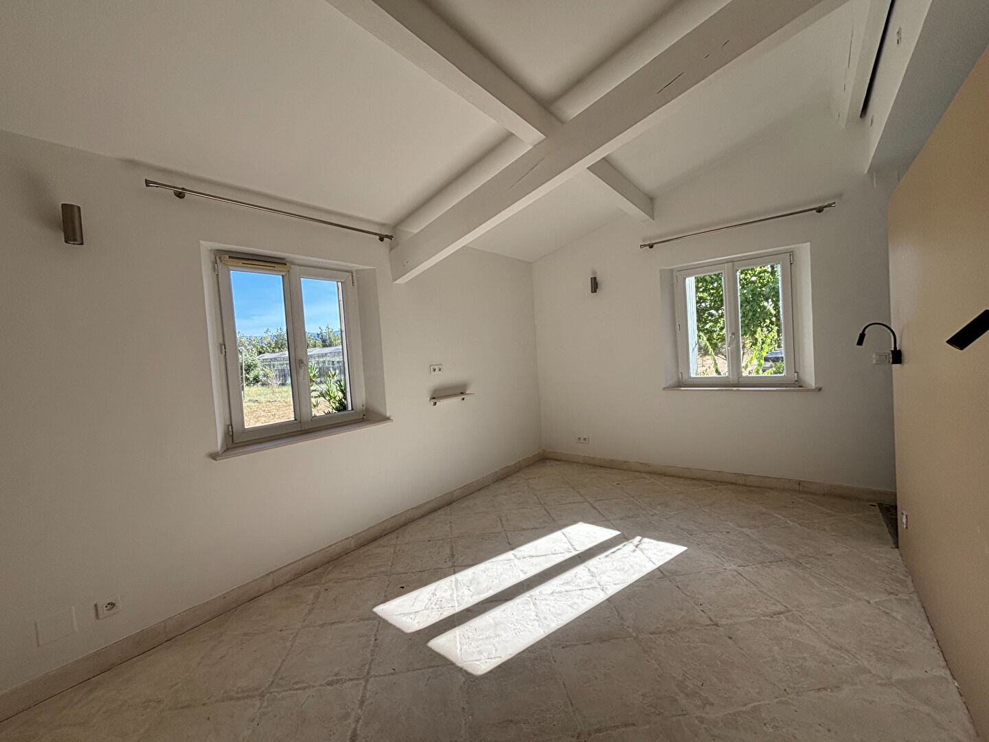 Stone house 165 sqm with large plot of land and greenhouse - Roussillon (84220)