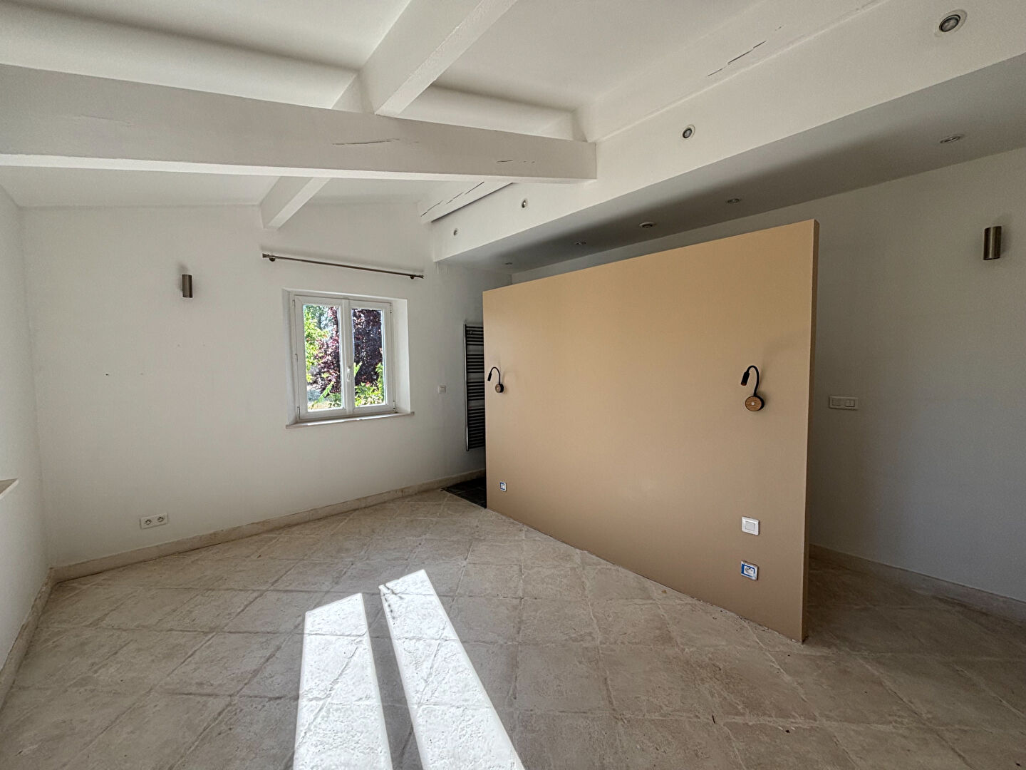 Stone house 165 sqm with large plot of land and greenhouse - Roussillon (84220)