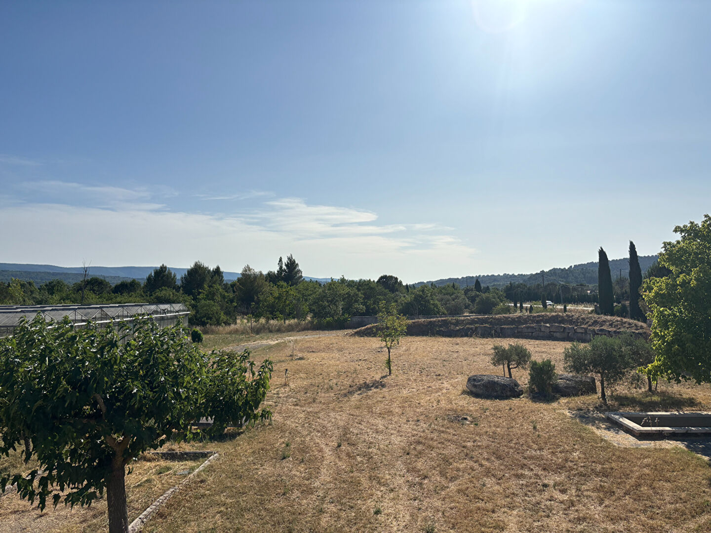 Stone house 165 sqm with large plot of land and greenhouse - Roussillon (84220)