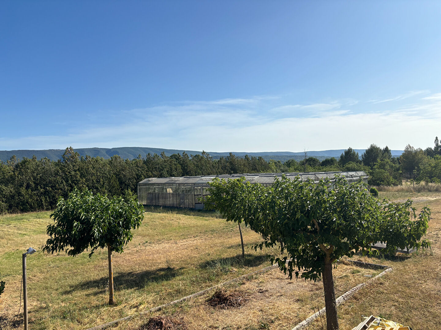 Stone house 165 sqm with large plot of land and greenhouse - Roussillon (84220)