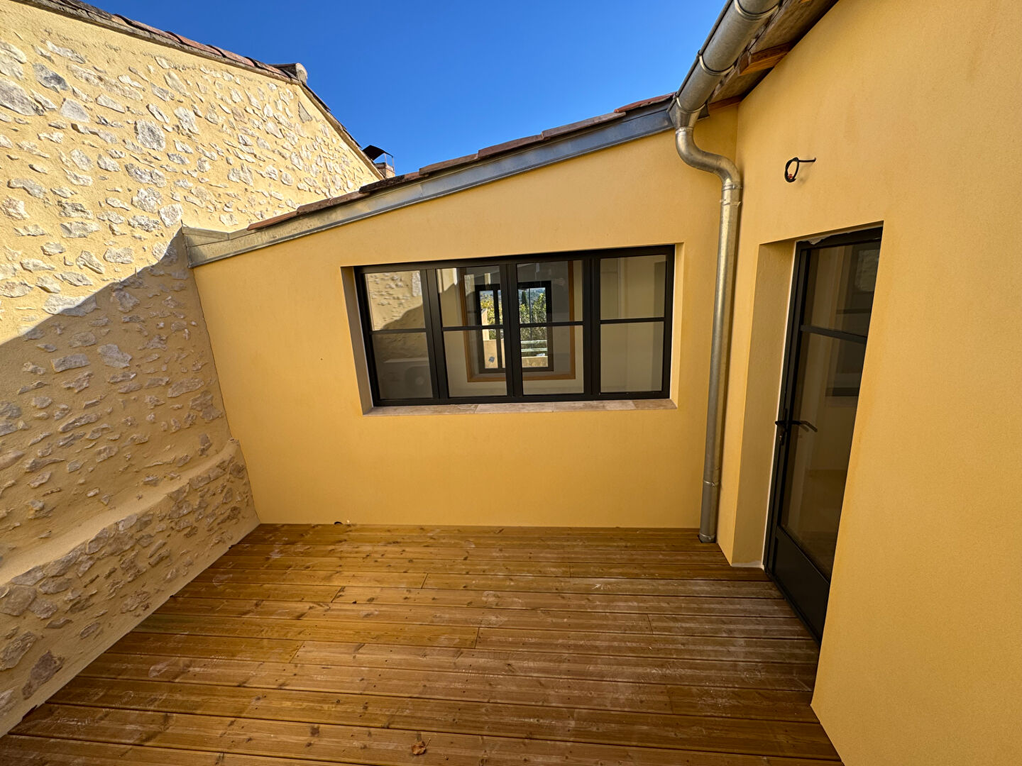 Superb renovated apartment - 101.06 sqm - Small condominium with interior patio