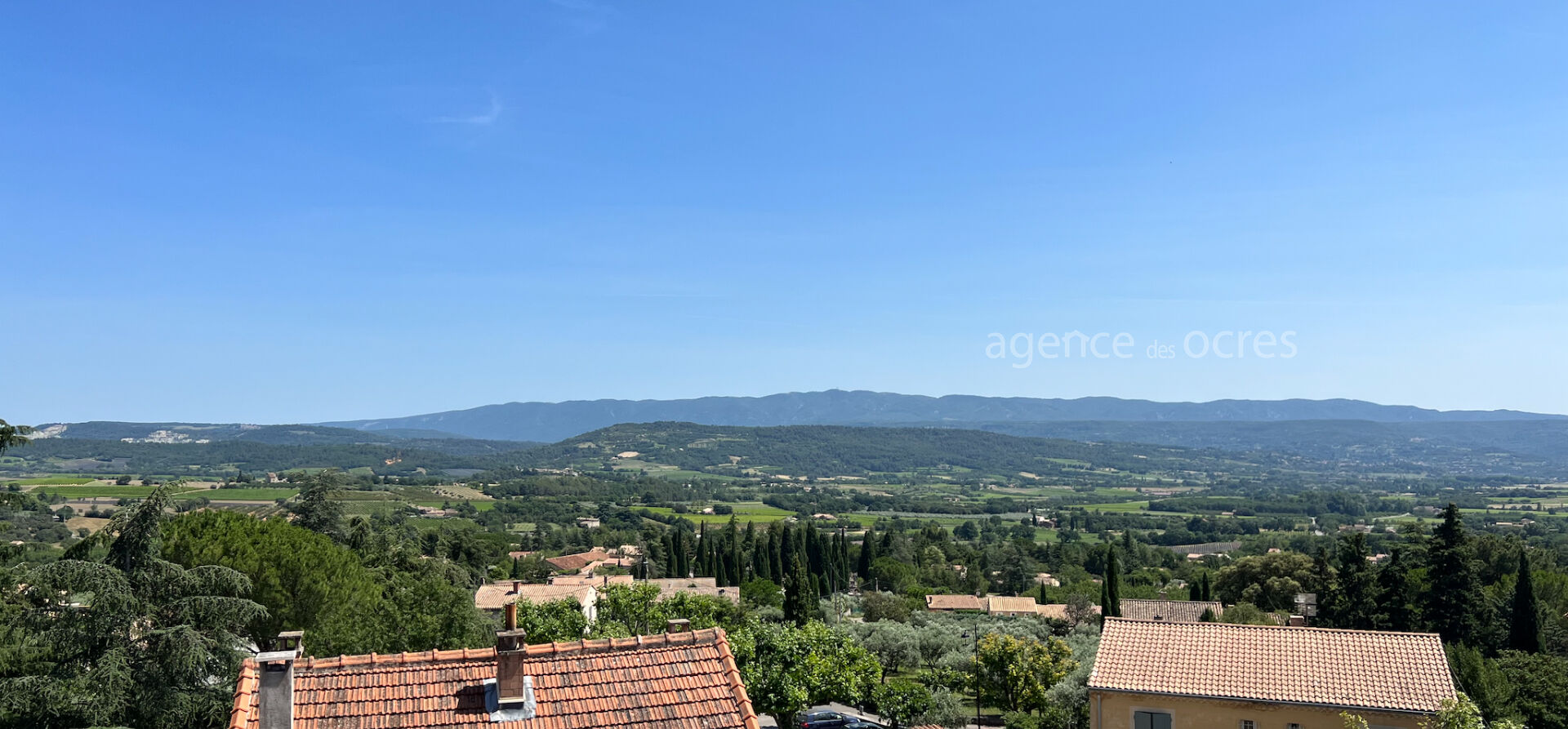 Superb renovated apartment - 101.06 sqm - Small condominium with interior patio