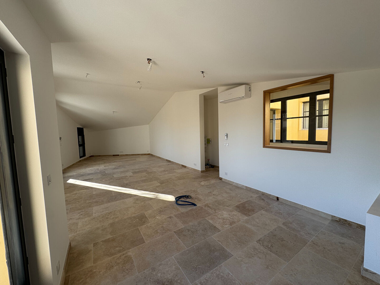 Superb renovated apartment - 101.06 sqm - Small condominium with interior patio