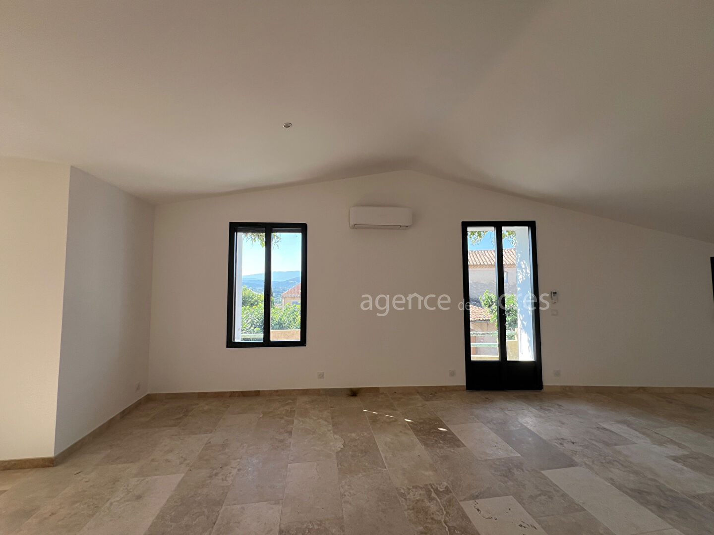 Superb renovated apartment - 101.06 sqm - Small condominium with interior patio