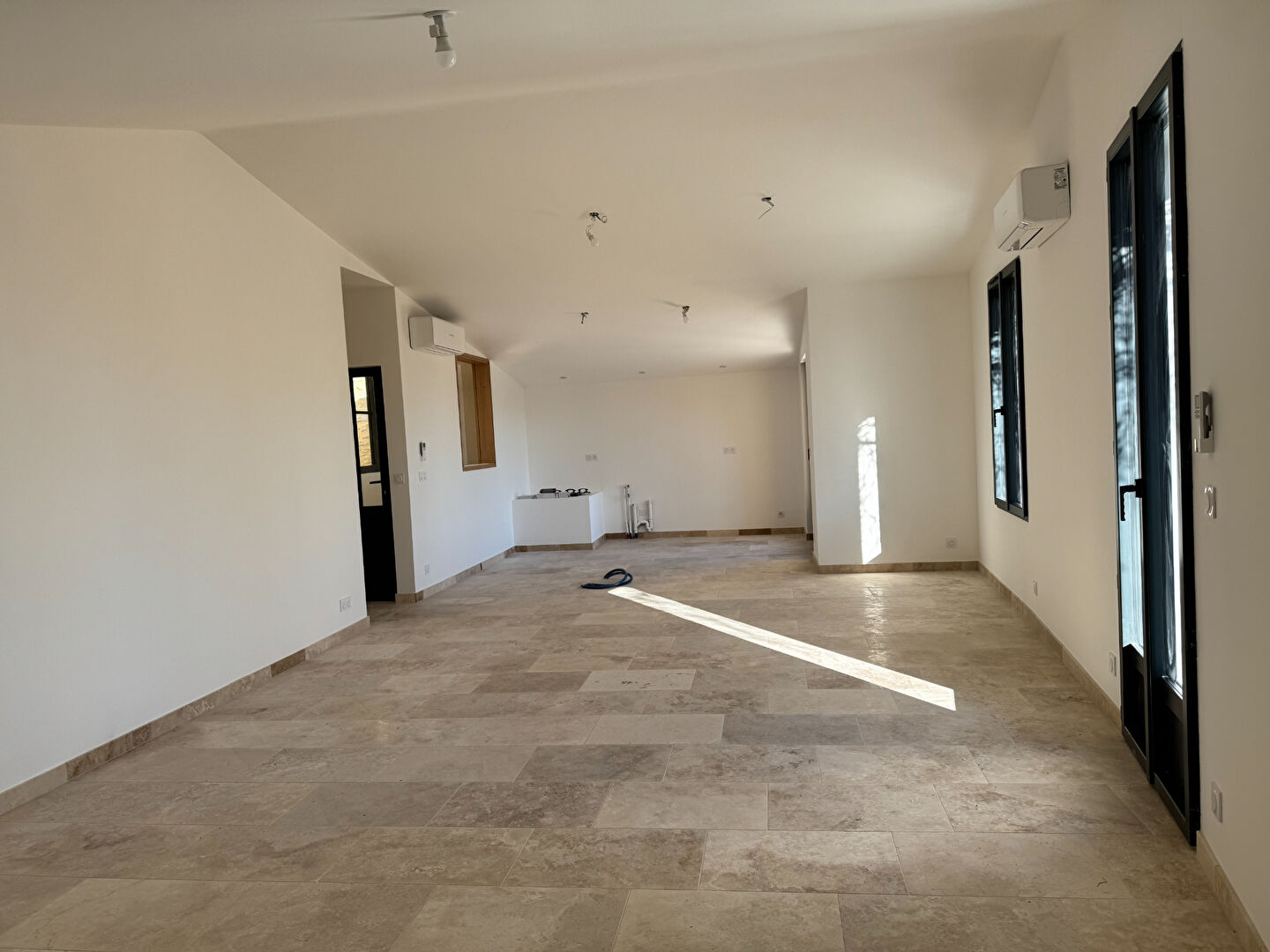 Superb renovated apartment - 101.06 sqm - Small condominium with interior patio