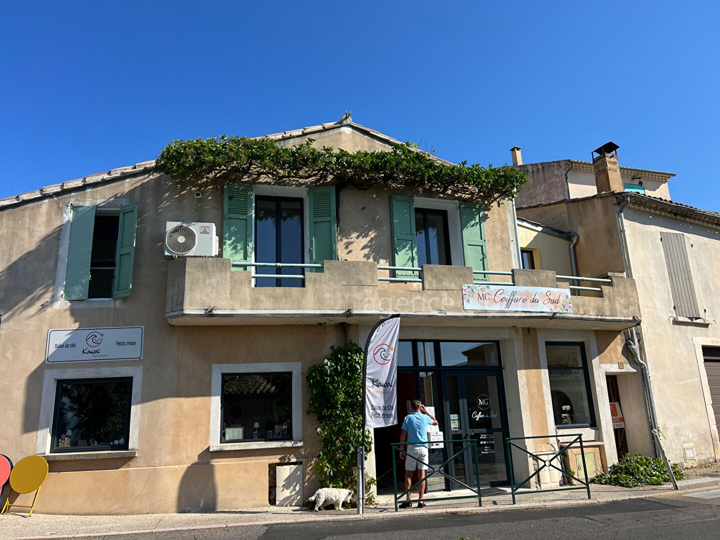 Superb renovated apartment - 101.06 sqm - Small condominium with interior patio