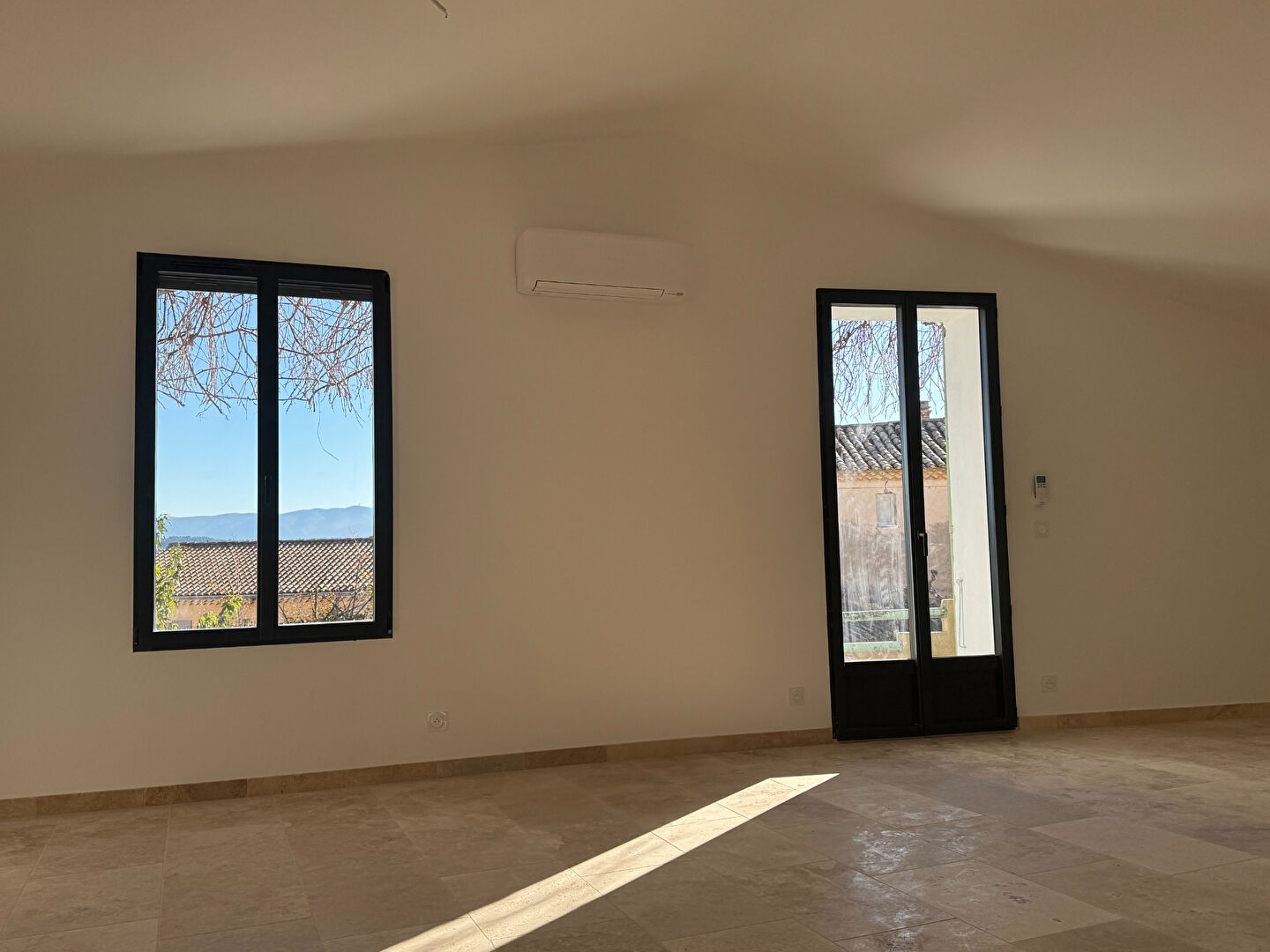 Superb renovated apartment - 101.06 sqm - Small condominium with interior patio