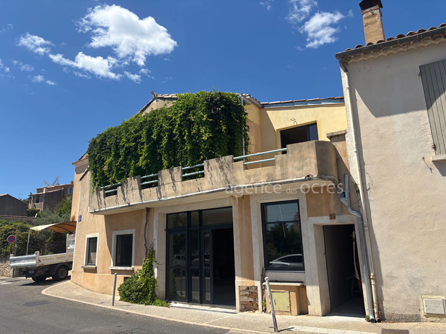 Superb renovated apartment - 101.06 sqm - Small condominium with interior patio