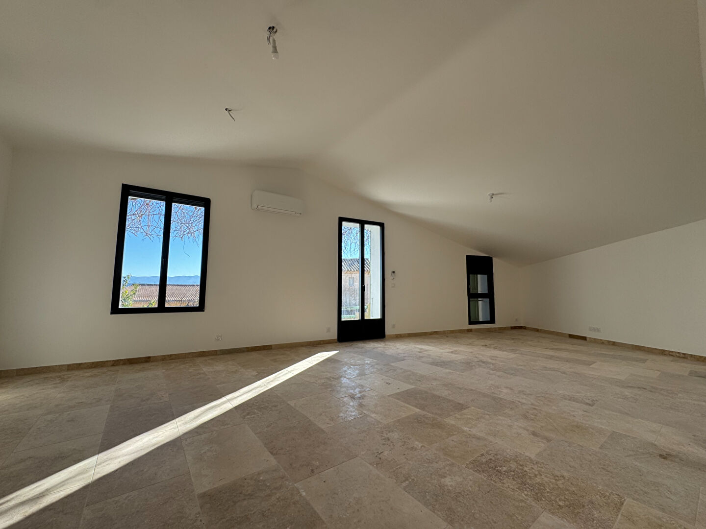 Superb renovated apartment - 101.06 sqm - Small condominium with interior patio