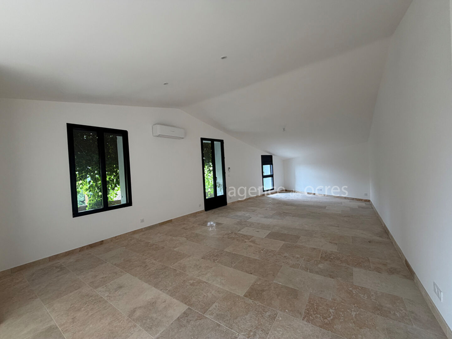 Superb renovated apartment - 101.06 sqm - Small condominium with interior patio