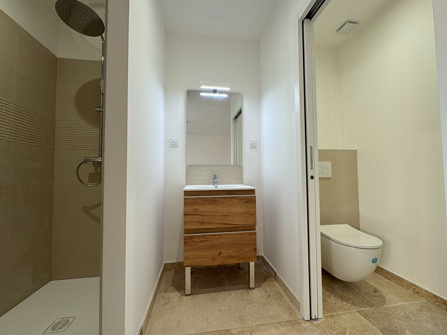 Superb renovated apartment - 101.06 sqm - Small condominium with interior patio