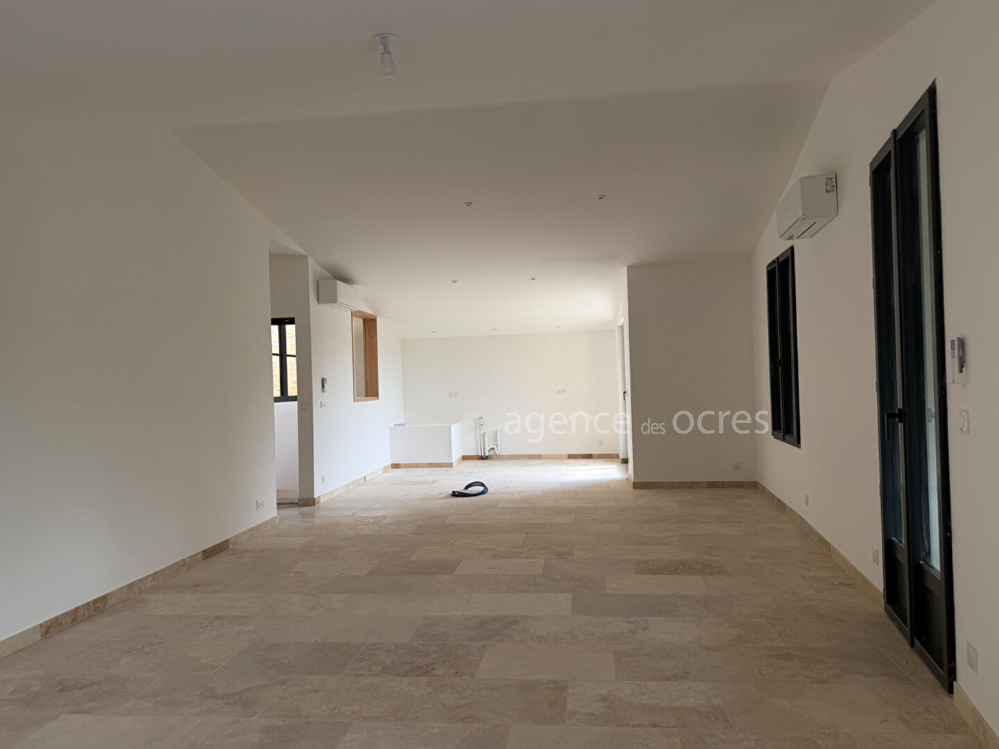 Superb renovated apartment - 101.06 sqm - Small condominium with interior patio