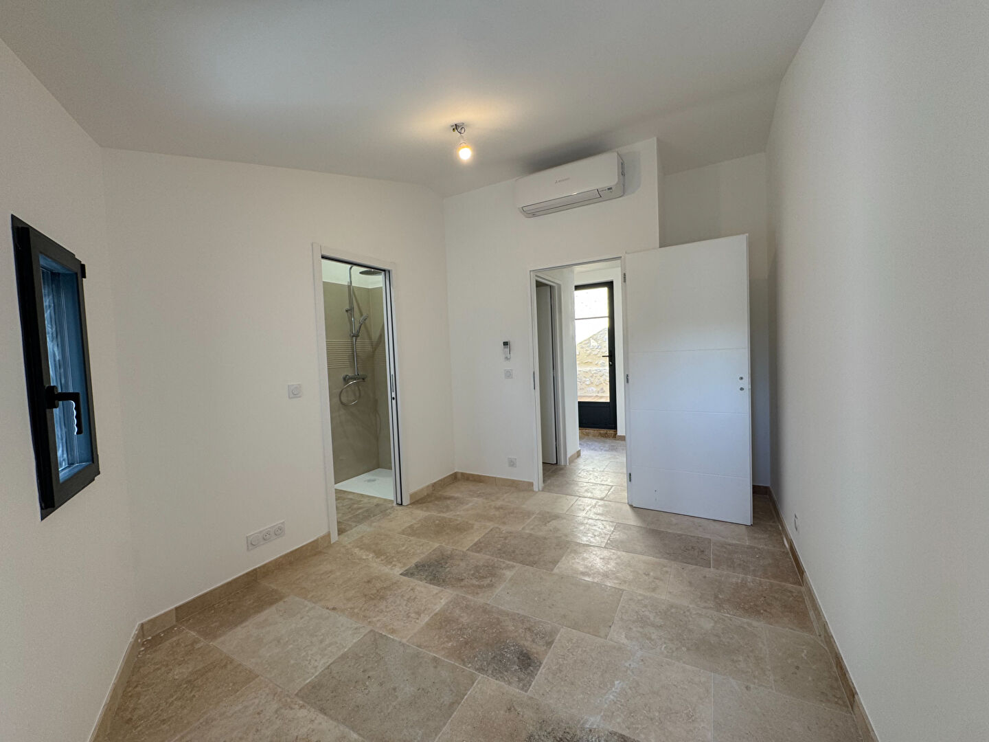 Superb renovated apartment - 101.06 sqm - Small condominium with interior patio