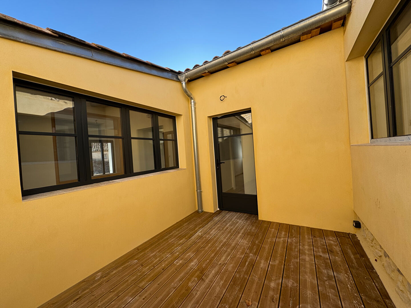 Superb renovated apartment - 101.06 sqm - Small condominium with interior patio