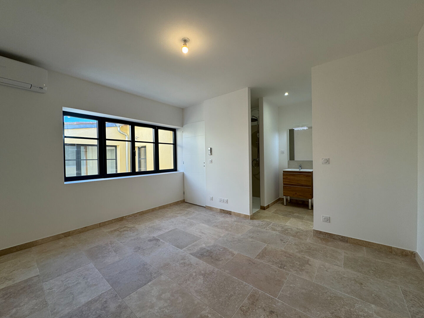 Superb renovated apartment - 101.06 sqm - Small condominium with interior patio