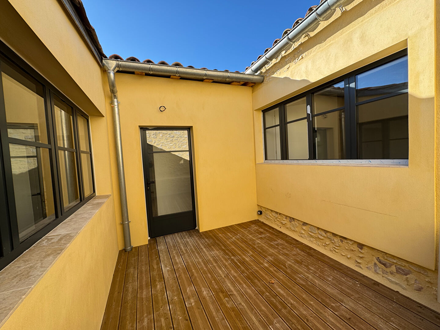Superb renovated apartment - 101.06 sqm - Small condominium with interior patio