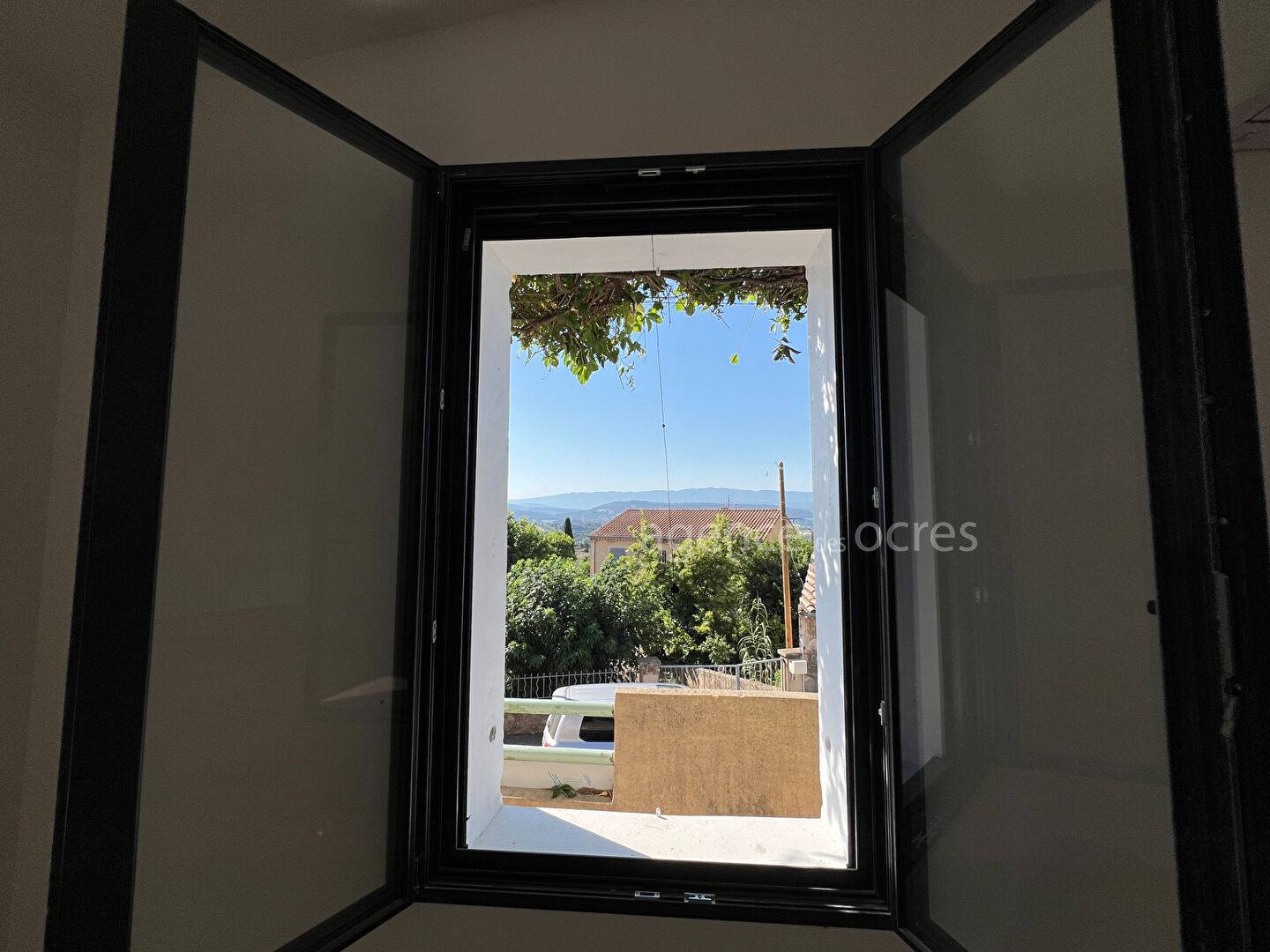 Superb renovated apartment - 101.06 sqm - Small condominium with interior patio